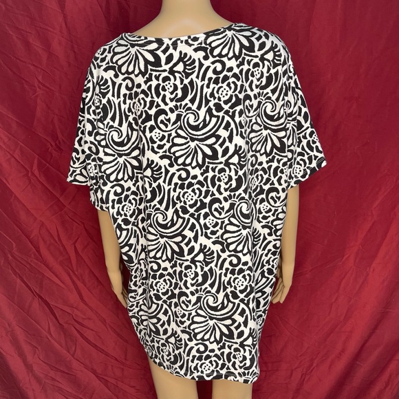 The Talbots Tee Black and White Twirling Floral Short Sleeve Top Plus 3X - Picture 4 of 5